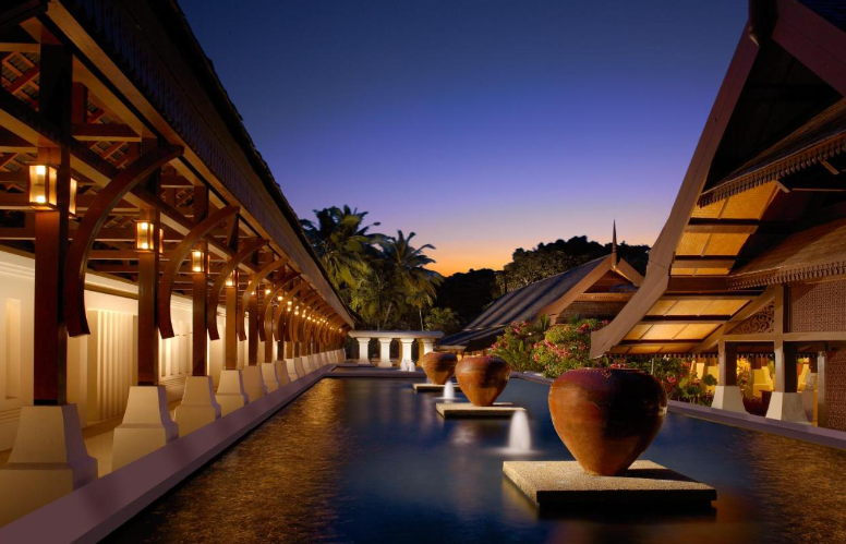 anjong Jara Resort offers a unique escape. Luxurious rooms with private courtyards and breathtaking ocean views promise a serene stay.